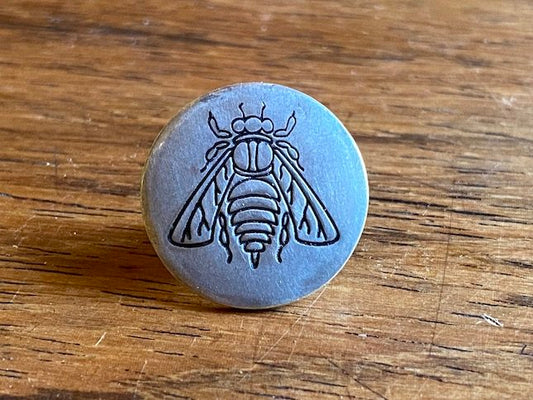 Épinglette en argent Permaterra gravée d'une abeille