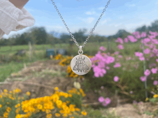 Collier avec médaillon en argent Permaterra gravé d'une abeille